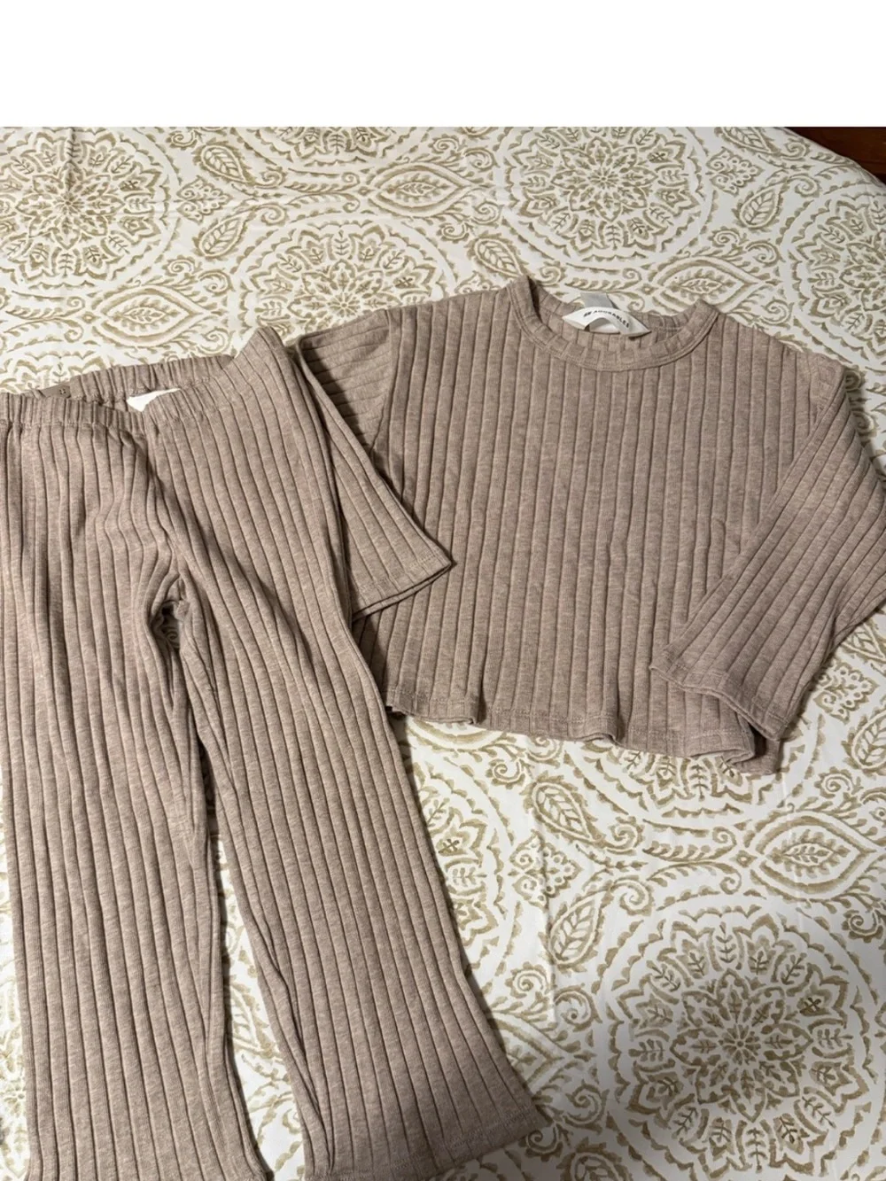 View all pictures huge girls 4t lot sets posted individually